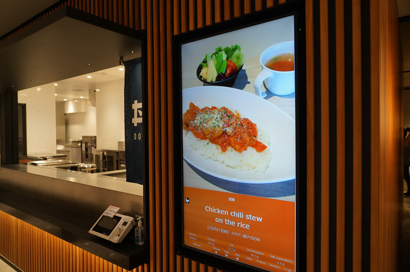 社食にはさまざまなレストランが用意され、支払いは電子マネーなどで行なえる