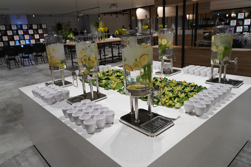 社食にはさまざまなレストランが用意され、支払いは電子マネーなどで行なえる