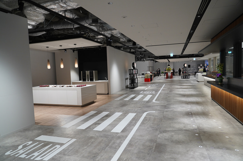 社食にはさまざまなレストランが用意され、支払いは電子マネーなどで行なえる