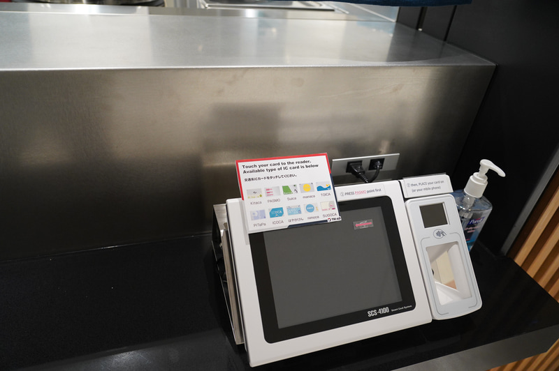 社食にはさまざまなレストランが用意され、支払いは電子マネーなどで行なえる