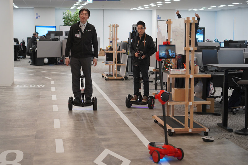 TRI-ADのオフィス内には周回路が用意され、そこをロボットやパーソナルモビリティが動いている