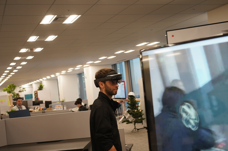 デモの被験者はHoloLens 2を装着