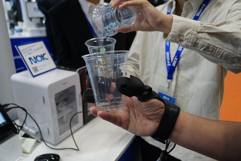 鉛筆を指先で転がしたり、缶ジュースの冷たさ、コップにビー玉を入れる振動など、センサーがついたグローブをはめた隣の人が行なうとその感覚が伝わってくる