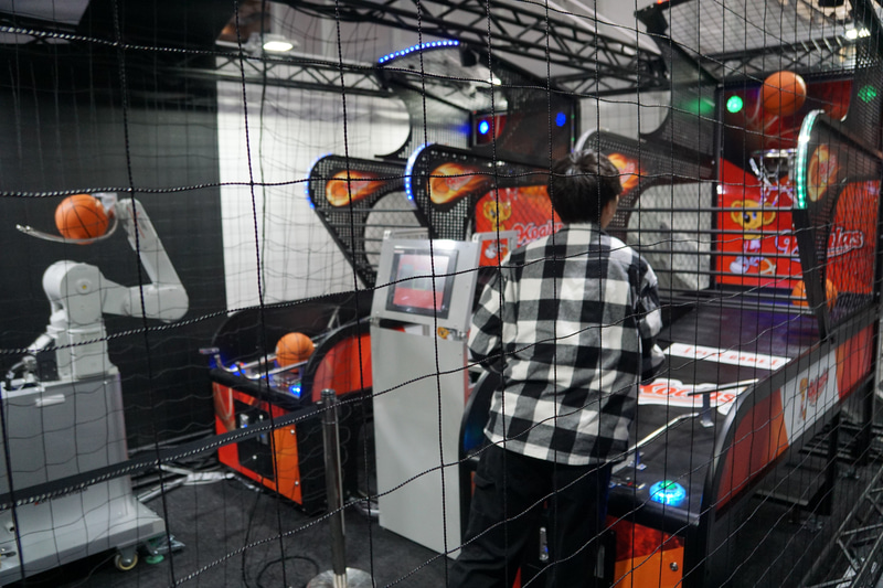 ロボットとバスケットのシュート対決ができる三菱電機ブース