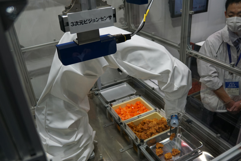 3次元ビジョンセンサーを活用したピッキング作業のデモを行なった三菱電機ブース