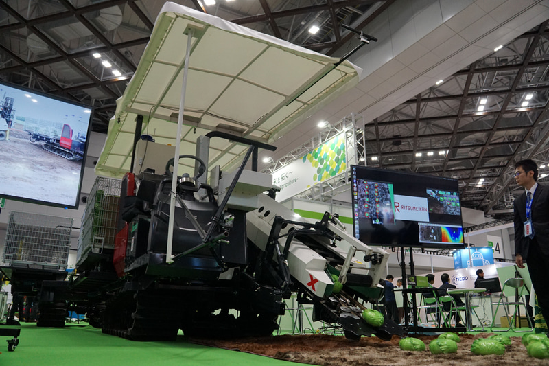 AIやロボット技術を活用したスマート農業を紹介するブース