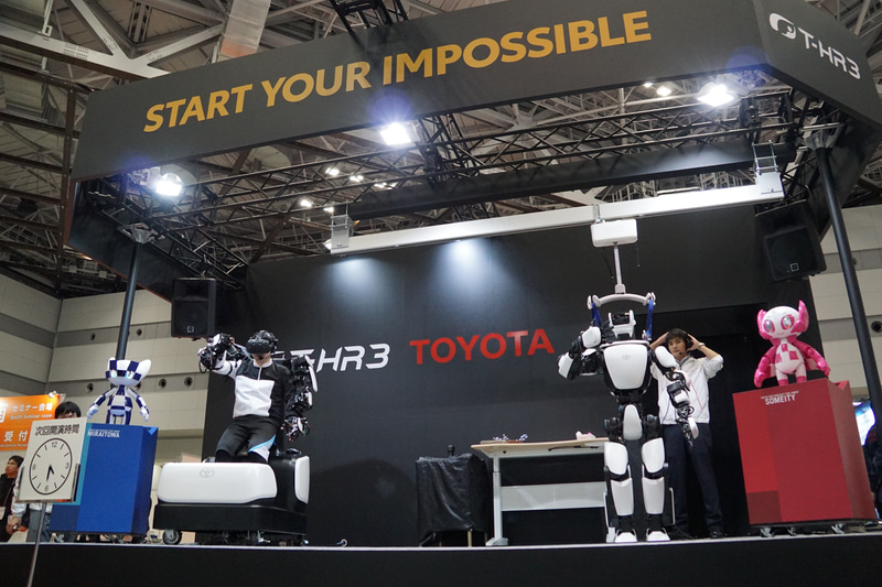 ヒューマノイドロボット「T-HR3」を出展するトヨタブース