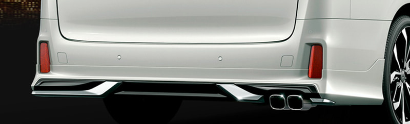 双胴船をイメージしてデザインしたメッキ加飾を大胆に配置することで、アバンギャルドでダイナミックなリアスタイルを演出するリアスタイリングキット