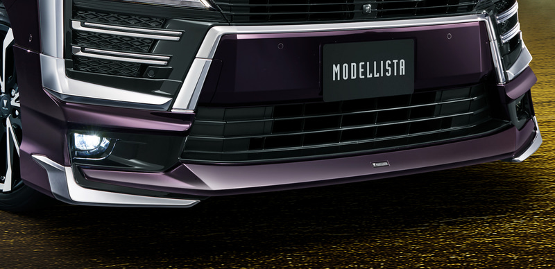 センターから水平方向に伸びやかなラインを通すことで、ワイド感を強調する大胆な表情を創出。左右に配した特徴的なメッキ加飾がコーナー部分を強調することで、力強い重厚なただずまいを演出する。なお、メッキ加飾はベースに合わせてスモークメッキを採用している