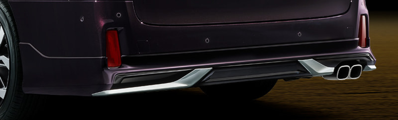 双胴船をイメージしてデザインしたメッキ加飾を大胆に配置することで、アバンギャルドでダイナミックなリアスタイルを演出する