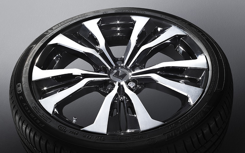 外側に向かって2段階の広がりを見せつつ、5本ダブルスポークが先進感とスポーティさを演出する新デザインの19インチ アルミホイール&タイヤセット（ロックナット付）MODELLISTA WingDancerⅩ〈スーパーブライトクローム〉&ミシュランPrimacy3（40万7000円）