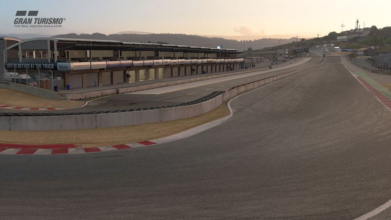 ラグナ・セカは全長3602m、最大高低差55m、コーナー数11、最大直線長453m