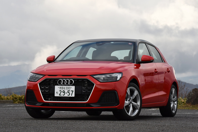 「A1 スポーツバック 35 TFSI advanced」（365万円）。ボディサイズは先代モデルから全長が55mm長く、全高が10mm高くなった4040×1740×1435mm（全長×全幅×全高）。ホイールベースは先代モデルから95mm延長した2560mm。最小回転半径は5.1m