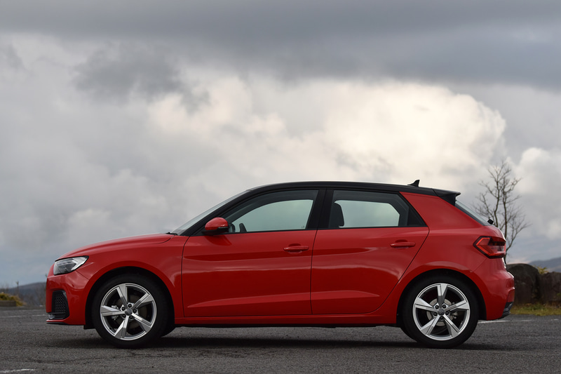 撮影車のボディカラーはミサノレッドパールエフェクトで、ミトスブラックメタリックのコントラストルーフを組み合わせる。アルミホイールは標準装備となる5アームスタースタイル。タイヤはブリヂストン製TURANZA T005（215/45R17）