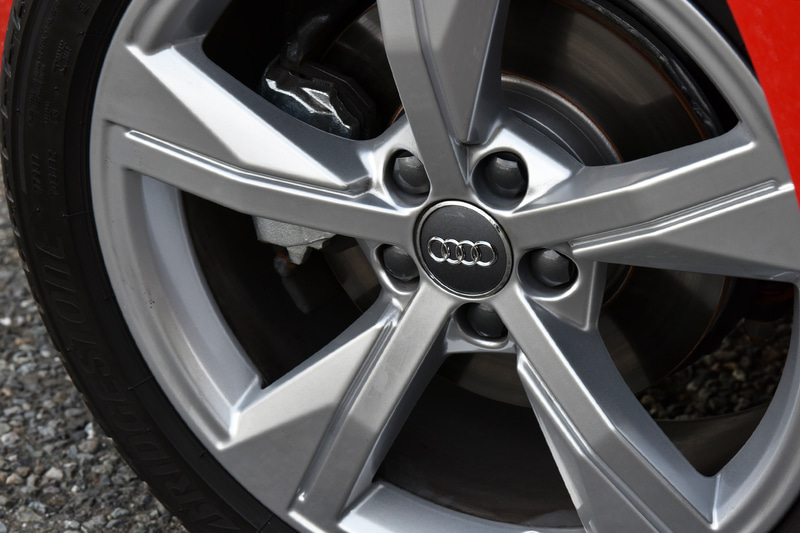 撮影車のボディカラーはミサノレッドパールエフェクトで、ミトスブラックメタリックのコントラストルーフを組み合わせる。アルミホイールは標準装備となる5アームスタースタイル。タイヤはブリヂストン製TURANZA T005（215/45R17）