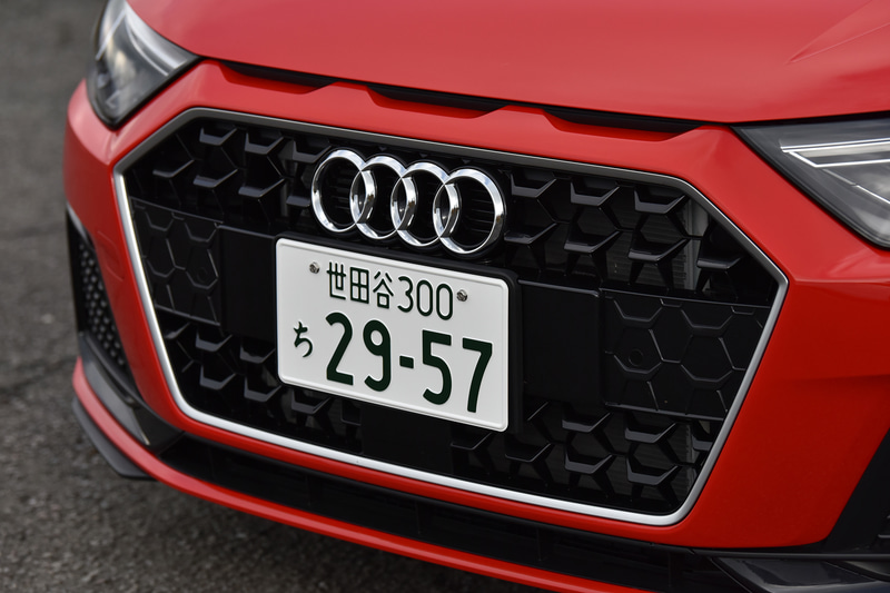 幅広のシングルフレームグリルに加え、ボンネット先端に設けた「アウディ スポーツ クワトロ」をイメージした3分割スリットなど、スポーティなエクステリア