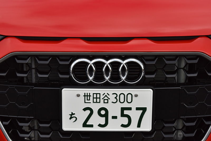 幅広のシングルフレームグリルに加え、ボンネット先端に設けた「アウディ スポーツ クワトロ」をイメージした3分割スリットなど、スポーティなエクステリア