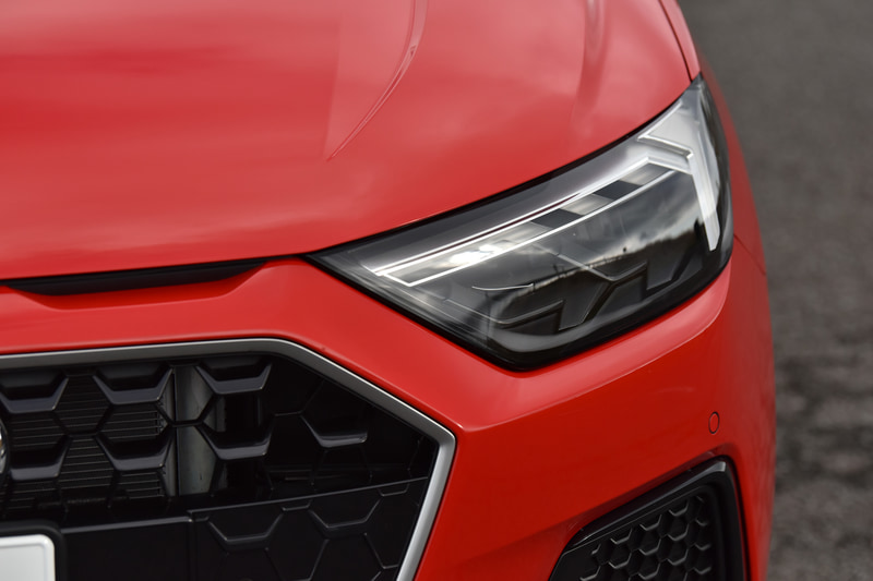 ヘッドライトはロービームやハイビームに加え、ポジショニングランプ、ターンインジケーター、リアコンビネーションランプなど、すべてにLEDを採用