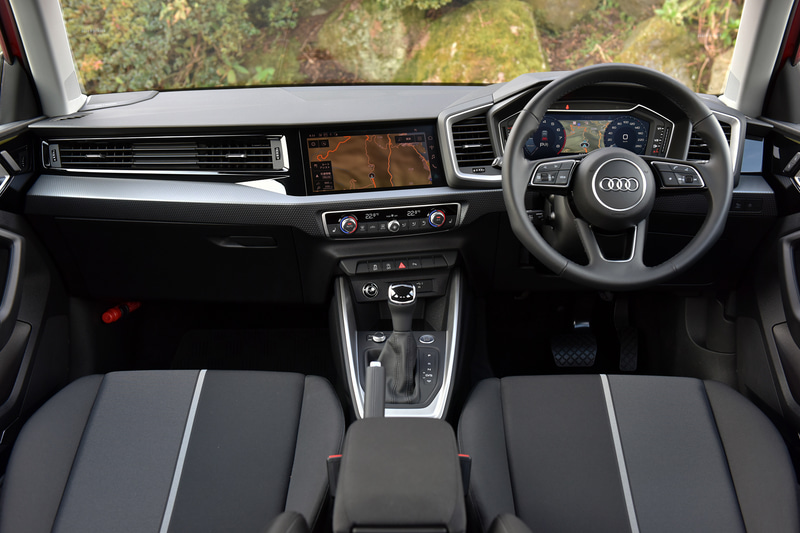 A1 スポーツバック 35 TFSI advancedのインテリア。水平基調にしつつもインストルメントパネルは運転席側に向けてわずかに傾斜をつけ、ドライバーオリエンテッドな空間を創出