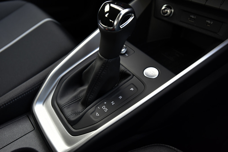 A1 スポーツバック 35 TFSI advancedのインテリア。水平基調にしつつもインストルメントパネルは運転席側に向けてわずかに傾斜をつけ、ドライバーオリエンテッドな空間を創出