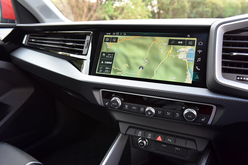 高解像度の10.25インチカラー液晶フルデジタルディスプレイにスピードメーター、タコメーター、マップ表示、ラジオ/メディア情報などをフレキシブルに表示する「バーチャルコックピット」は、高解像度10.1インチのタッチスクリーンを備えた「MMIナビゲーションシステム」とセットのオプション装備