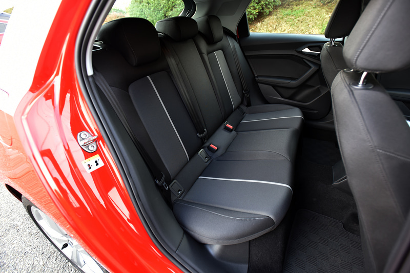 A1 スポーツバック 35 TFSI advancedはブラック/スチールグレーステッチのデビュークロス仕様の標準シートを装着。アクセル/ブレーキペダルは樹脂製となる