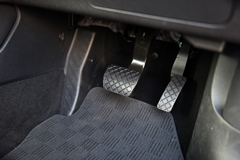 A1 スポーツバック 35 TFSI advancedはブラック/スチールグレーステッチのデビュークロス仕様の標準シートを装着。アクセル/ブレーキペダルは樹脂製となる