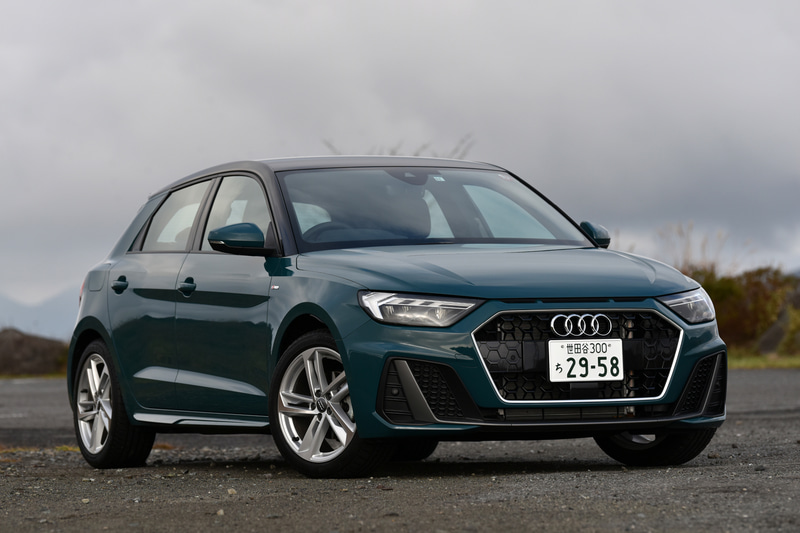 「A1 スポーツバック 35 TFSI S line」（391万円）。撮影車はティオマングリーンのボディカラーにミトスブラックメタリックのコントラストルーフの組み合わせ。アルミホイールは標準装備の5ダブルスポークスタイル パートリーポリッシュトを装着。タイヤはadvancedと同じブリヂストン製TURANZA T005（215/45R17）