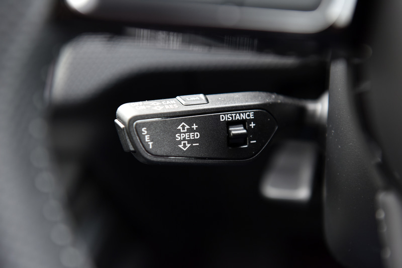 A1 スポーツバック 35 TFSI S lineのインテリア。撮影車両はオプションの「S line インテリアプラスパッケージ」を装着。フラットボトムのステアリングや、パドルシフト、ステンレススチールフットペダルなどによりスポーティさを高めている。また、0～200km/hで作動する「アダプティブクルーズコントロール」などのアシスタンス＆セーフティシステムは全車でオプション装備となる