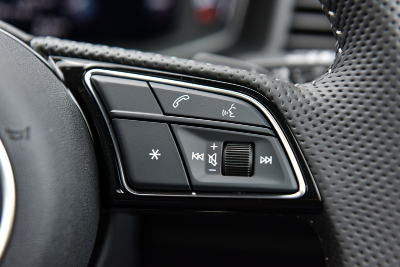 A1 スポーツバック 35 TFSI S lineのインテリア。撮影車両はオプションの「S line インテリアプラスパッケージ」を装着。フラットボトムのステアリングや、パドルシフト、ステンレススチールフットペダルなどによりスポーティさを高めている。また、0～200km/hで作動する「アダプティブクルーズコントロール」などのアシスタンス＆セーフティシステムは全車でオプション装備となる