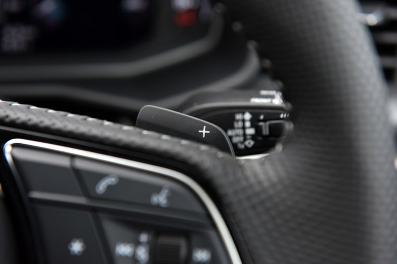 A1 スポーツバック 35 TFSI S lineのインテリア。撮影車両はオプションの「S line インテリアプラスパッケージ」を装着。フラットボトムのステアリングや、パドルシフト、ステンレススチールフットペダルなどによりスポーティさを高めている。また、0～200km/hで作動する「アダプティブクルーズコントロール」などのアシスタンス＆セーフティシステムは全車でオプション装備となる