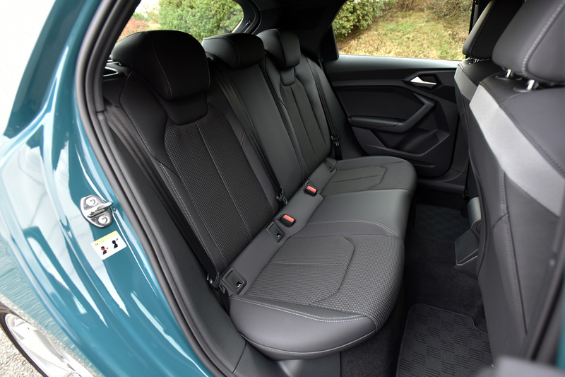 シートはフロントシートがスポーツシートとなり、S lineロゴ入りのS line インテリアプラスパッケージ専用のクロス/アーティフィシャルレザーシートを装着