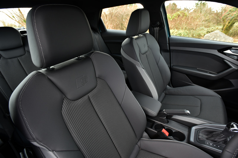 シートはフロントシートがスポーツシートとなり、S lineロゴ入りのS line インテリアプラスパッケージ専用のクロス/アーティフィシャルレザーシートを装着