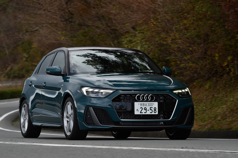 S lineには走りの特性を「オート」「ダイナミック」「エフィシェンシー」「インディビジュアル」から好みや状況に応じて選択できる「ドライブセレクト」を標準装備