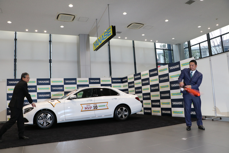 授賞式の締めくくりに行なわれたヤナセ伝統の始球式