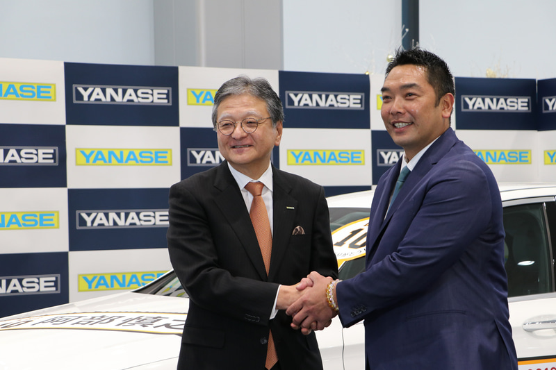 始球式の後は固い握手を交わして、今後の活躍を祈念した