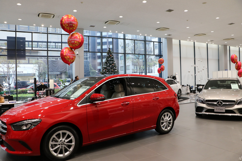 会場となったのは芝浦にあるヤナセ東京支店ショウルームの一角。いつでもいろいろなメルセデス・ベンツに試乗することが可能だ