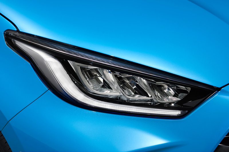 3灯式フルLEDヘッドライト＋LEDターンランプ＋LEDクリアランスランプはHYBRID ZとZに標準装備。HYBRID GとGでもオプション装着が可能