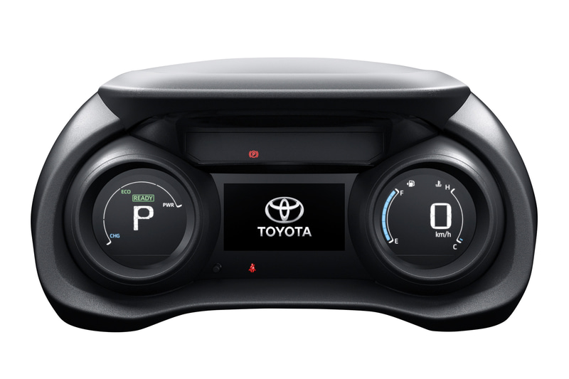 メーターはX系のグレードで2眼式アナログメーター（中央）、それ以外のグレードでデジタルメーターを採用