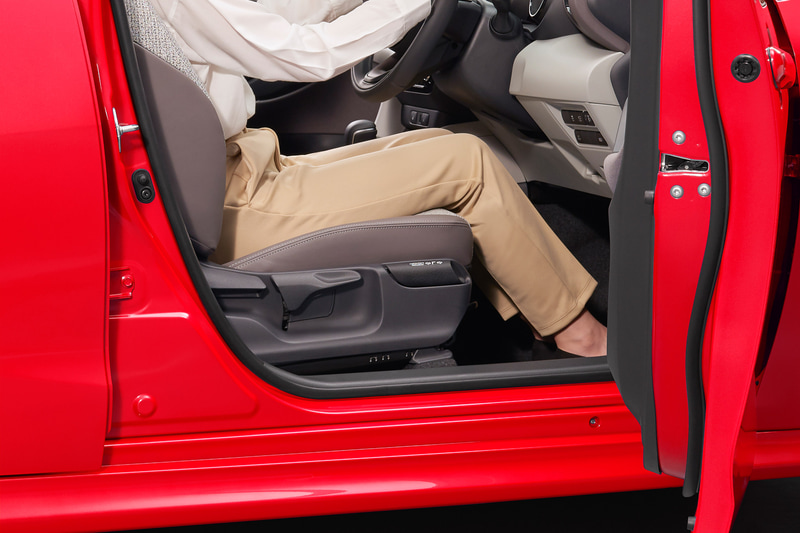 「イージーリターンシート」はシート右側面の専用レバーでロック解除を行なうことで、ドライビングポジションのシート前後位置を保持しつつ、降車時にシートを後端までスライドさせて乗降性を高めることが可能