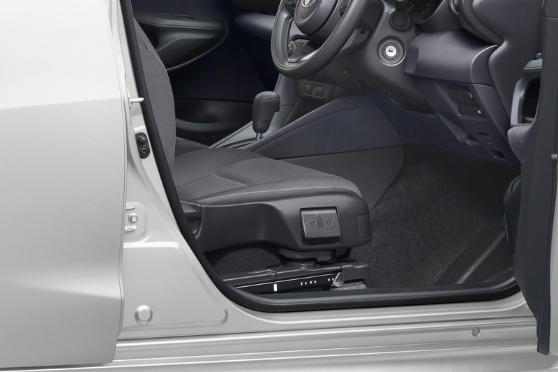 「ターンチルトシート」もシートの車外側にあるレバー操作でロックを解除。シートが車外側に回転＆チルトして乗降性を高めるオプション装備となる