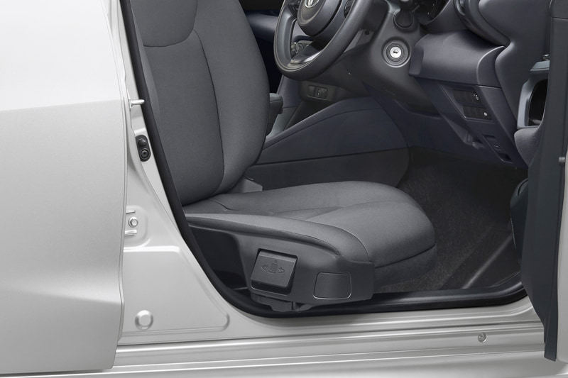 「ターンチルトシート」もシートの車外側にあるレバー操作でロックを解除。シートが車外側に回転＆チルトして乗降性を高めるオプション装備となる