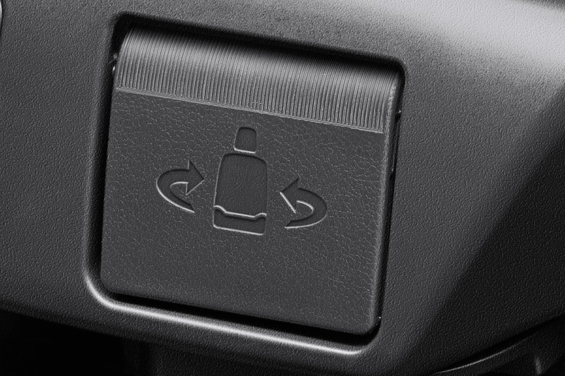 「ターンチルトシート」もシートの車外側にあるレバー操作でロックを解除。シートが車外側に回転＆チルトして乗降性を高めるオプション装備となる