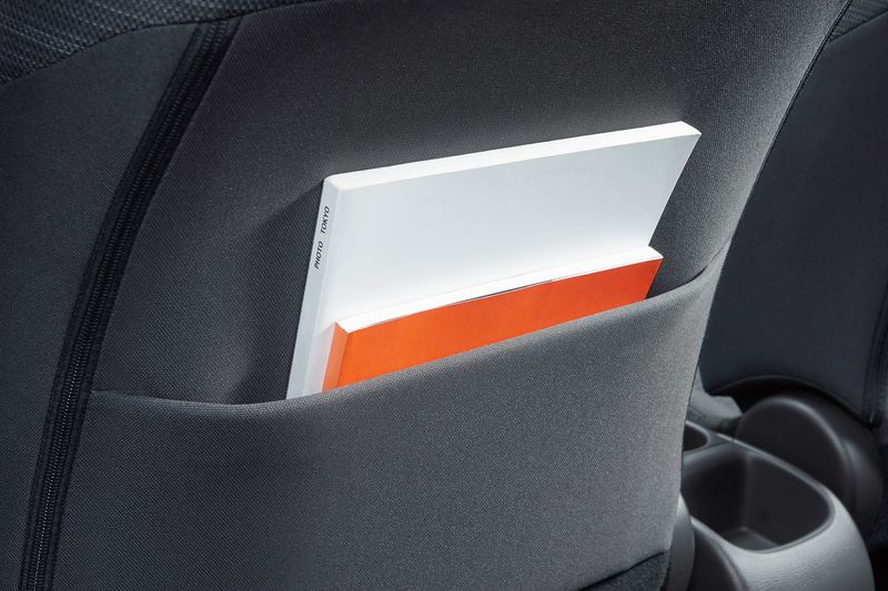 「助手席シートバックポケット」（左）、「助手席シートアンダートレイ」（中央）「買い物アシストシート」（右）はHYBRID ZとZに標準装備。HYBRID GとGでは「コンフォートシートセット」（5万1700円高）のセットオプションで装着可能