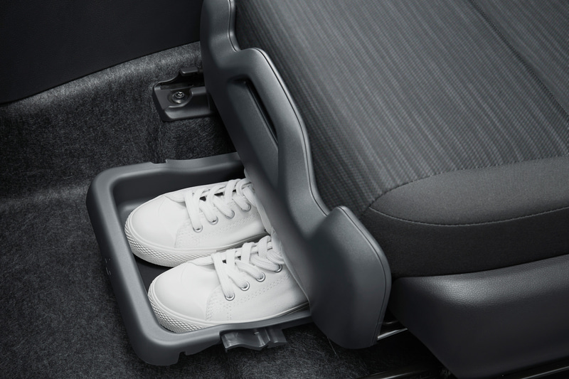 「助手席シートバックポケット」（左）、「助手席シートアンダートレイ」（中央）「買い物アシストシート」（右）はHYBRID ZとZに標準装備。HYBRID GとGでは「コンフォートシートセット」（5万1700円高）のセットオプションで装着可能