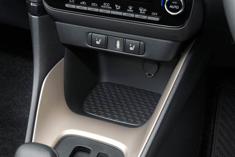 車内の収納スペースも豊富に用意する