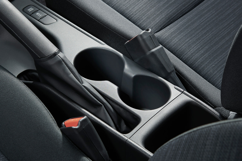 車内の収納スペースも豊富に用意する