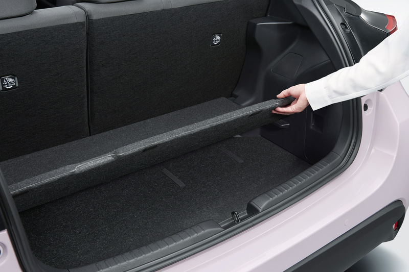 ラゲッジスペースのフロアを2段にして有効活用する「アジャスタブルデッキボード」はHYBRID ZとZに標準装備。その他のグレードでは2WD車にオプション設定する