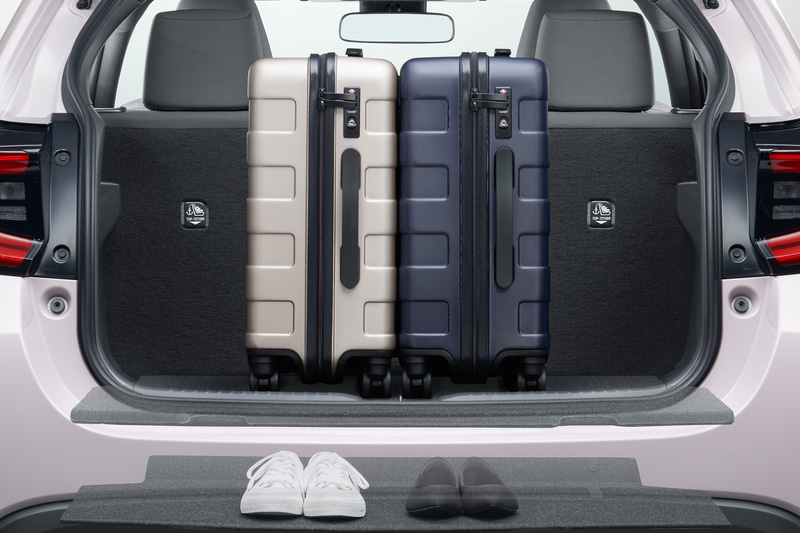 ラゲッジスペースのフロアを2段にして有効活用する「アジャスタブルデッキボード」はHYBRID ZとZに標準装備。その他のグレードでは2WD車にオプション設定する