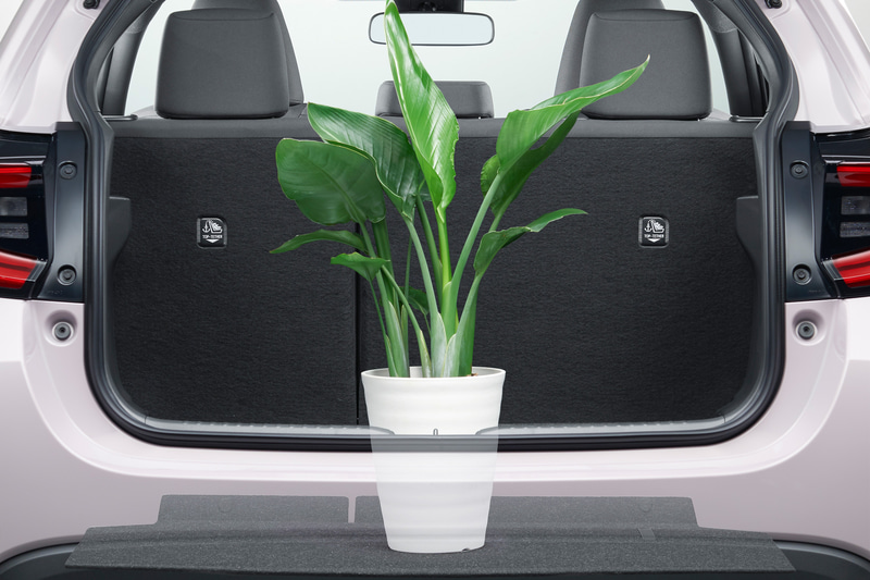 ラゲッジスペースのフロアを2段にして有効活用する「アジャスタブルデッキボード」はHYBRID ZとZに標準装備。その他のグレードでは2WD車にオプション設定する